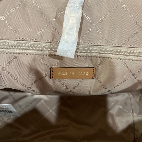 MICHAEL MICHAEL KORS JET SET 384GJ62Y PALE PEANUT MD CARRYALL TOTE SMLS029-0001 - Picture 6 of 7